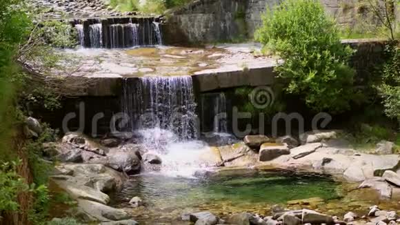 瀑布一座高山小溪河干净干净饮用水夏天在森林里在森林里视频的预览图