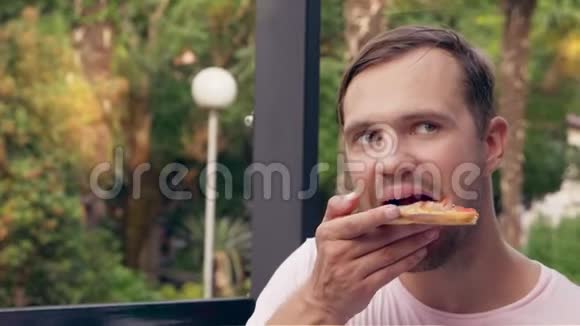 漂亮的年轻人在咖啡馆里吃披萨特写镜头4k慢镜头视频的预览图