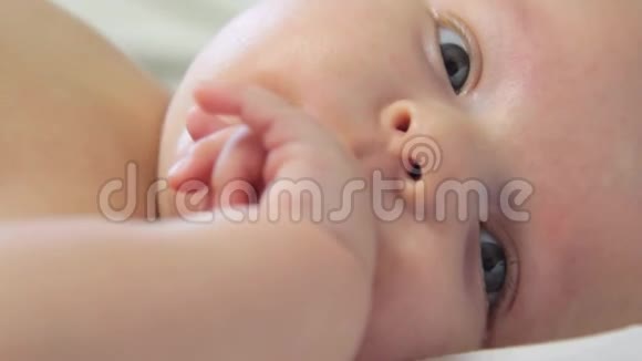 睡宝宝舔手指揉眼睛特写视频的预览图