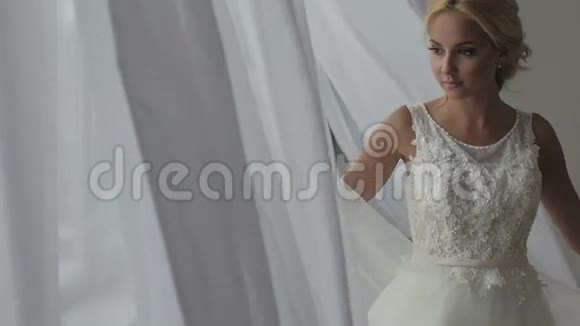 穿着婚纱的美丽新娘视频的预览图