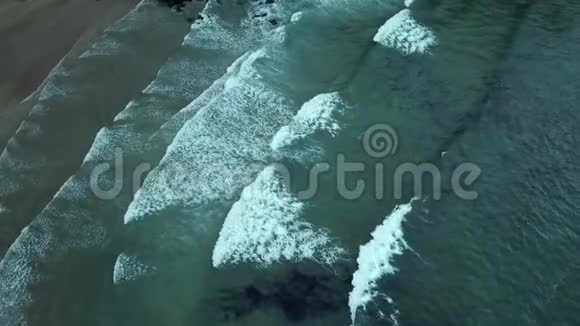 无人驾驶飞机拍摄的绿松石大西洋海浪正在海滩上奔腾视频的预览图