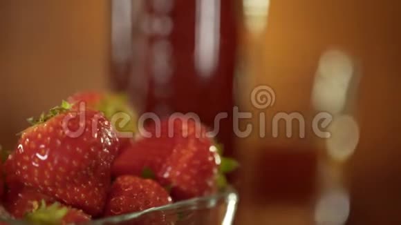 旋转桌上的玻璃碗里放着红色草莓视频的预览图