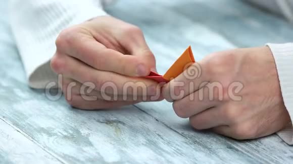 双手制作四个尖的shuriken折纸视频的预览图