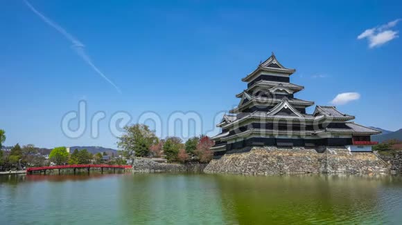 日本长野蓝天松本城堡延时4K视频的预览图