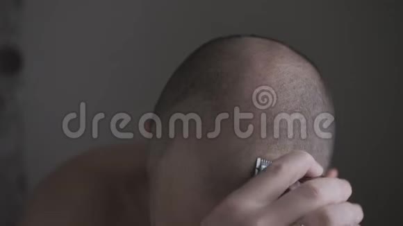 男人用电动剪刀剃头视频的预览图