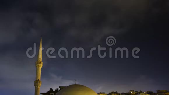 这是一个夜晚消失的清真寺云层和移动的星星仙后座视频的预览图
