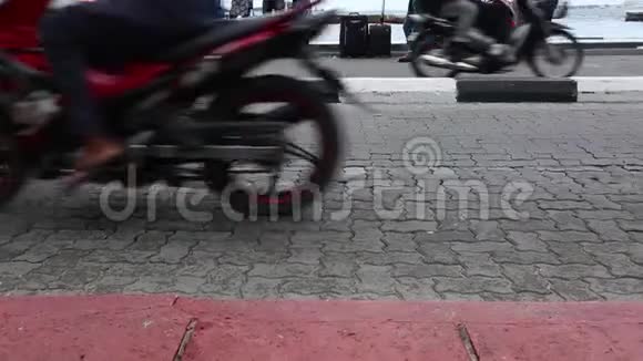 马尔代夫马尔A的城市道路上繁忙的交通汽车自行车摩托车人们在某个地方很匆忙繁忙的城市生活视频的预览图