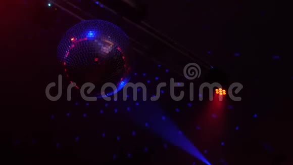 美丽的迪斯科球旋转与耀斑无缝带明亮光线的镜球夜间派对背景镜头SLOW视频的预览图