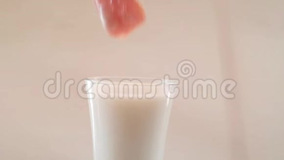 奶水飞溅西瓜慢动作视频的预览图