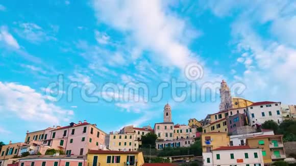 意大利利古里亚的塞沃历史小镇栖息在利古里亚海前的山丘上风景运动云时间流逝视频的预览图
