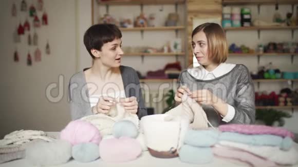 两个女朋友在工作室玩毛线编织的乐趣女人休闲视频的预览图