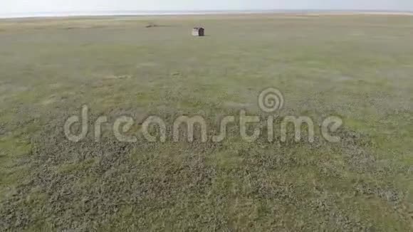 湖附近草原的孤宅视频的预览图