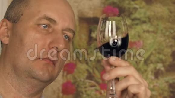 成年男士侍酒师在近距离品尝红酒之前先用杯子看红酒视频的预览图