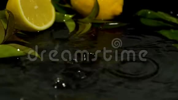 新鲜水果柠檬片水滴水面慢动作视频视频的预览图