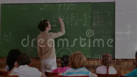 老师在黑板上写字视频的预览图