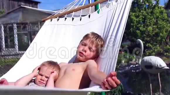 孩子们在吊床上休息视频的预览图