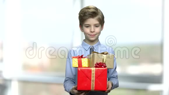可爱的男孩带生日礼物盒视频的预览图