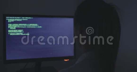 有经验的IT女性程序员在一个新的程序上工作年轻女性黑客在视频的预览图
