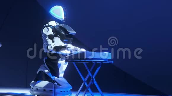 白色机器人在舞台上播放音乐为观众击鼓艺术方面的新技术机器人创造音乐和艺术视频的预览图
