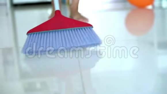 人家务家务和家务观念家里有扫帚打扫地板的妇女视频的预览图