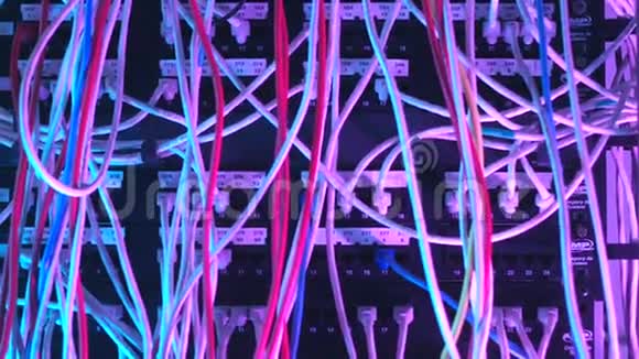 在互联网服务提供商设备中特写了许多五颜六色的电线行动数据网络硬件概念视频的预览图