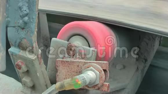 用运输胶带运行滚筒胶带被红色金属滚筒扭曲视频的预览图