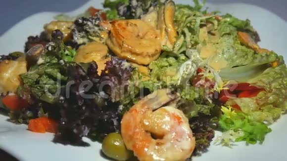 健康沙拉与虾贻贝西红柿和生菜叶特写视频的预览图