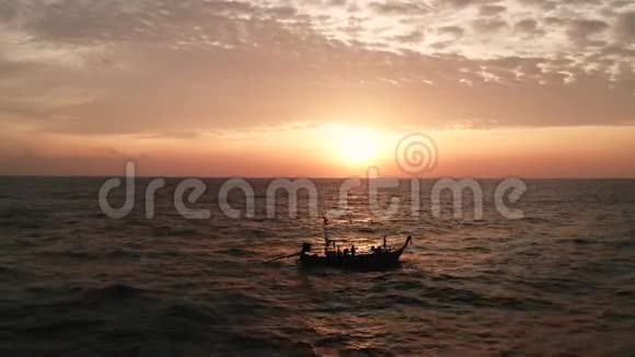 在美丽的日落上用船拍摄空中电影视频的预览图