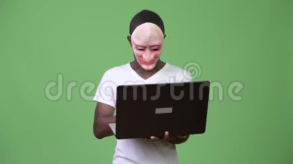 戴口罩的非洲青年使用笔记本电脑视频的预览图