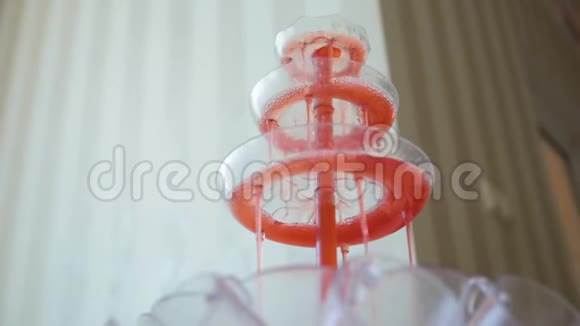 红色酒精喷泉自助餐桌视频的预览图