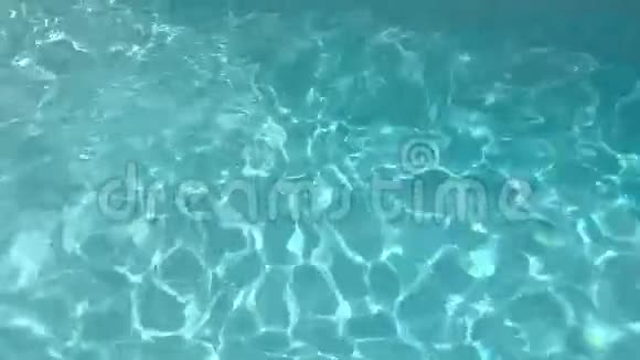 男孩跳进游泳池视频的预览图