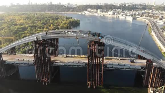 乌克兰基辅Dnieper河上尚未完工的PodolskoVoskresensky桥的鸟瞰图视频的预览图