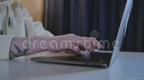 商务女性手在笔记本电脑键盘上打字的特写特写一只女手忙着在笔记本电脑上打字视频的预览图