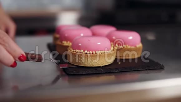 法国摩丝甜点在一个模糊的背景上的裁剪视图粉红色釉迷你蛋糕近距离观看烹饪糕点视频的预览图
