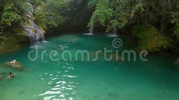 菲律宾宿务河川瀑布游泳的空中景色视频的预览图