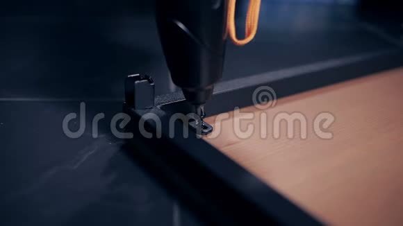 家具制造商用螺丝刀拧桌子的螺丝视频的预览图