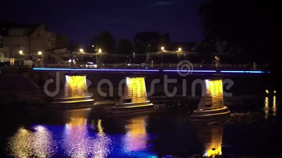 尤日高乐行人天桥在美丽的夜晚照明视频的预览图