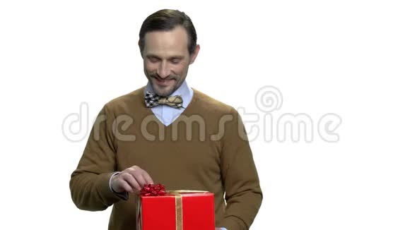 帅哥展示红色礼盒视频的预览图