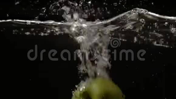 绿色的苹果一个接一个地慢慢地掉进水里视频的预览图