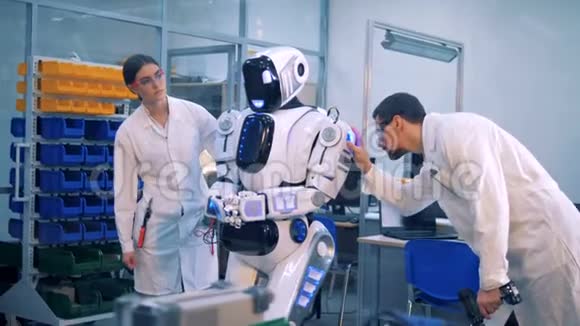 工人在实验室房间修理机器人视频的预览图
