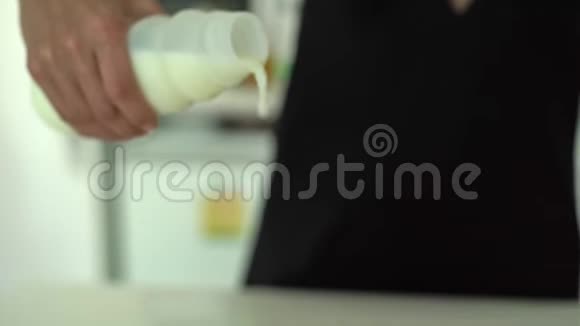 将牛奶倒入鸡蛋混合物中放入平底锅中动作缓慢视频的预览图