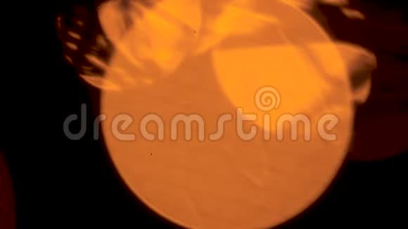 大的橙色太阳在新年树上变成小灯泡圣诞魔法视频的预览图