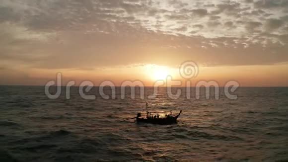 在美丽的日落上用船拍摄空中电影视频的预览图