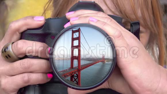 女摄影师拍摄金门大桥视频的预览图