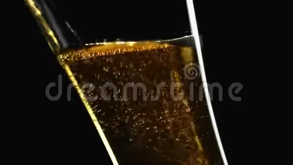 冷淡克拉夫特啤酒滴下玻璃杯装满气泡视频的预览图