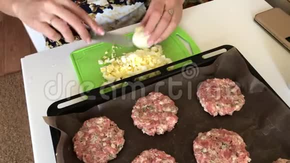 女人揉碎煮的鸡蛋碎肉牛排配土豆鸡蛋和奶酪烹饪步骤和食材视频的预览图