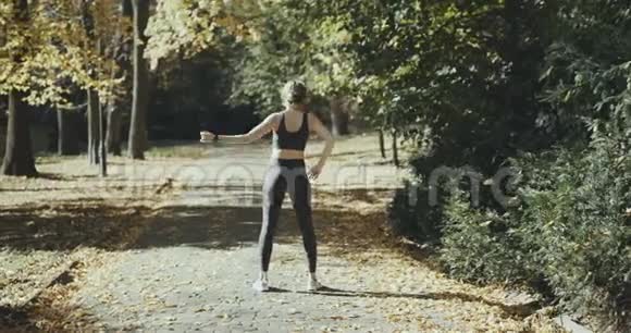 健身女孩在户外训练自然景观适合女性工作视频的预览图