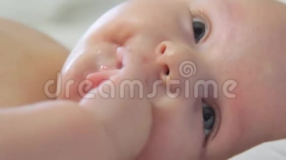 快乐的婴儿操他的手指特写视频的预览图
