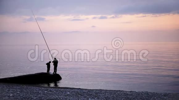父子俩在海边钓鱼视频的预览图