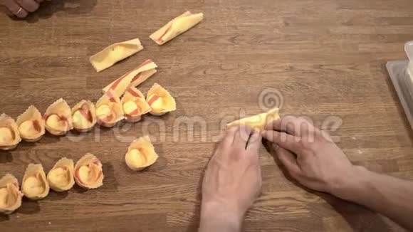 两个人在制作意大利传统的托特利尼食品顶景滑块镜头视频的预览图